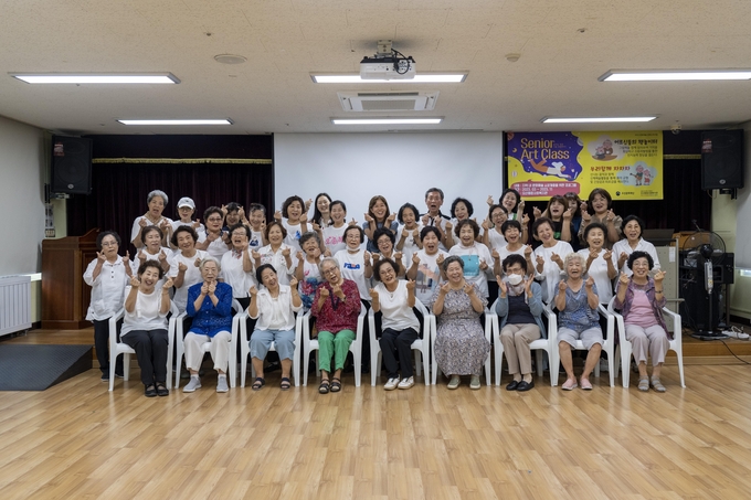 오산종합사회복지관, 문화예술누리사업 Silver Art Class 발표회를 개최하고 있다. (사진=오산시 제공)