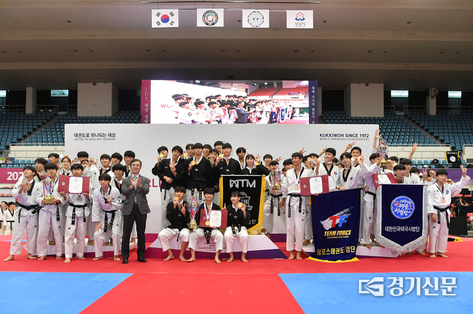 <strong>성남 세계태권도한마당 폐회식이 지난 24일 성남실내체육관에서 진행된 가운데 참가자들이 기념촬영을 하고 있다. (사진=성남시 제공)</strong>
