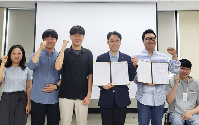 경기도일자리재단 임직원들이 25일 부천 주사무소 대강당에서 열린 환경·사회·투영(ESG)경영 노사공동선언식에서 기념촬영을 하고 있다. (사진=경기도 제공)