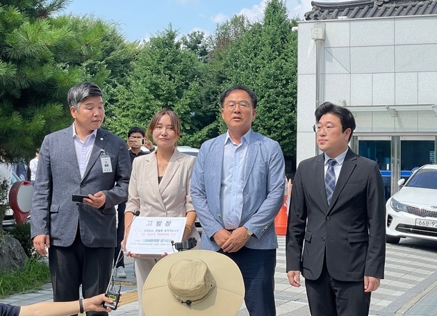 (왼쪽부터 최영보·여현정 양평군의원, 최재관 여주양평지역위원장, 김경철 민주당 경기도당 교육연수국장은 25일 경기남부경찰청을 찾아 전진선 양평군수와 안철영 양평군도시건설국장을 고발했다. (사진=더불어민주당 경기도당 제공)