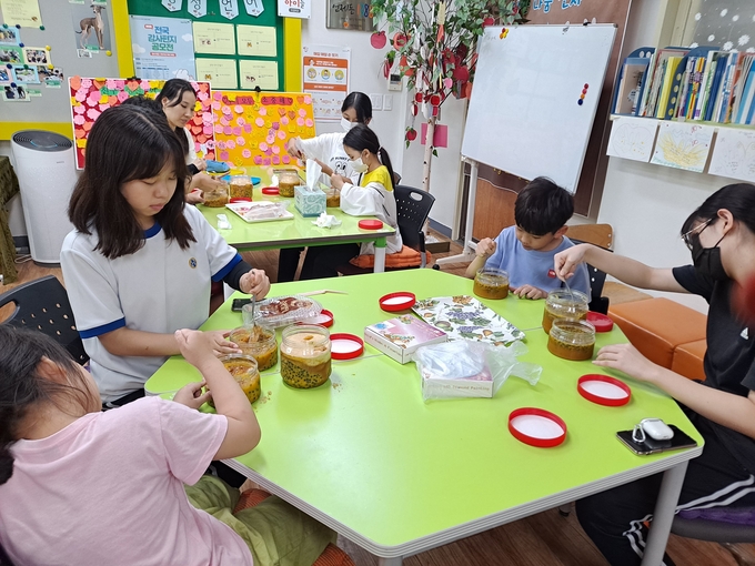 효성초등학교 학생들이 동성중학교 학생들과 지역 노인들에게 줄 백향과청을 만들고 있다. (사진=효성초등학교 제공)