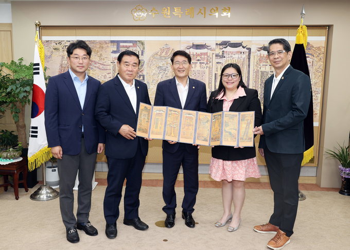 24일 수원시의회에서 캐롤린 쿠나난 메트로 마닐라 의원연맹 회장, 수원시의회 김기정 의장, 이재식 부의장, 이희승 의원 등이 기념 촬영을 하고 있다. (사진=수원시의회 제공)
