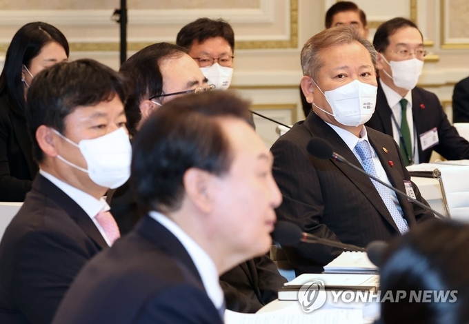 이상민 행정안전부 장관이 지난 1월 27일 청와대 영빈관에서 열린 통일부·행정안전부·국가보훈처·인사혁신처 업무보고에서 윤석열 대통령의 발언을 경청하는 모습.