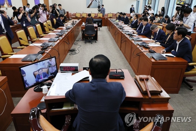 지난달 26일 오후 국회에서 열린 과학기술정보방송통신위원회 전체회의에 여당 의원들의 자리가 비어 있다. 지난달 22일 전체회의에 이어 이날 회의도 박성중 여당 간사가 장제원 위원장을 대신해 진행했다. 