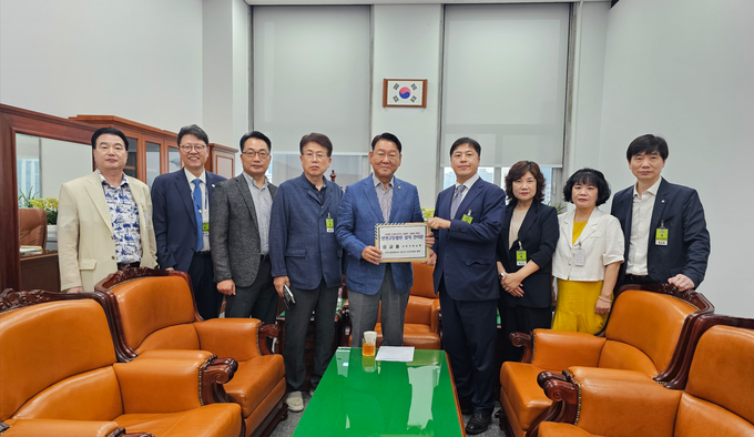 인천고등법원 유치 범시민 추진위원회 등 관계자들이 지난 4일 김교흥 의원을 만나 건의서를 전달하고 기념촬영을 하고 있다. ( 사진 = 인천시 제공 )