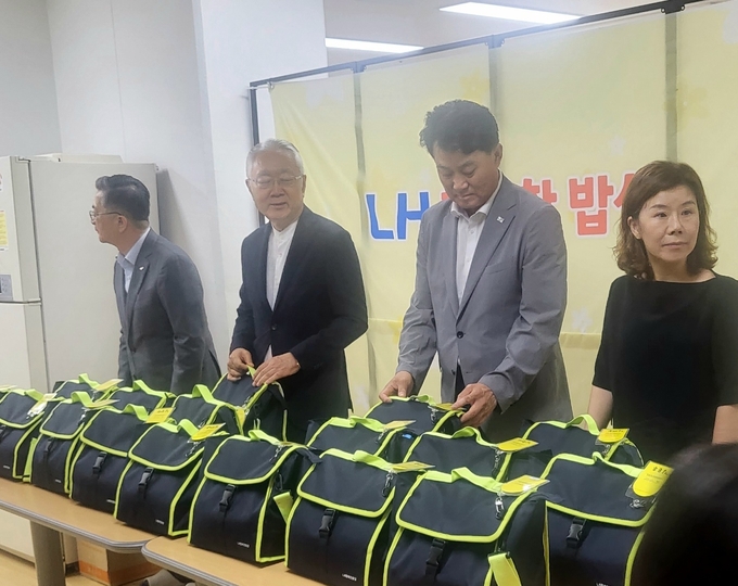 LH-벤츠가 행복한 밥상 시행 및 기부금 전달식을 갖고 있다. (사진 = 군포시 제공)