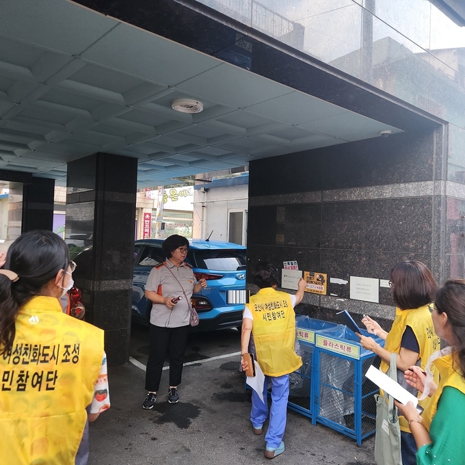 오산시 여성친화도시 조성 시민참여단이 안심귀갓길 조성 현장 모니터링을 실시하고 있다. (사진=오산시 제공)