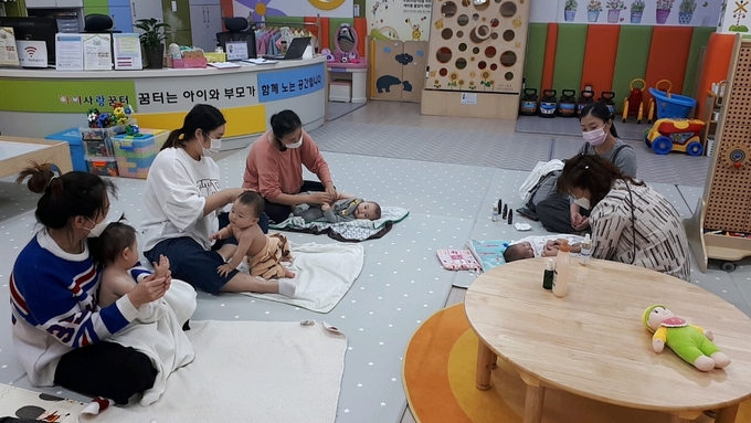 아이사랑꿈터 아기 마사지 프로그램에 참여한 시민들 모습. ( 사진 = 인천시 제공 )