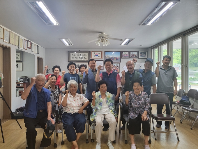김용주 가평읍장이 경로당을 방문했다. (사진=가평읍 행정복지센터 제공)