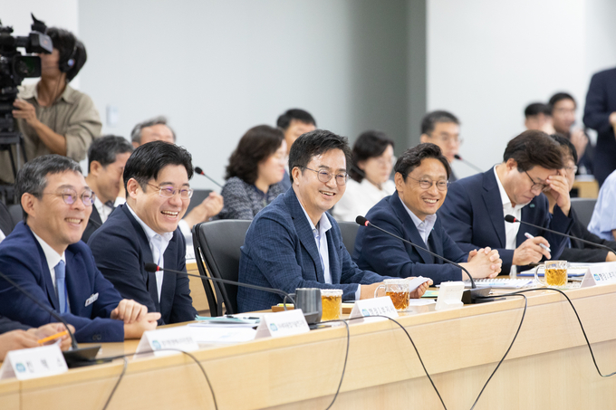 26일 오전 경기도청 다목적회의실에서 열린 7월 도정 열린회의에서 김동연 경기도지사가 인사말을 하고 있다. (사진=경기도 제공)