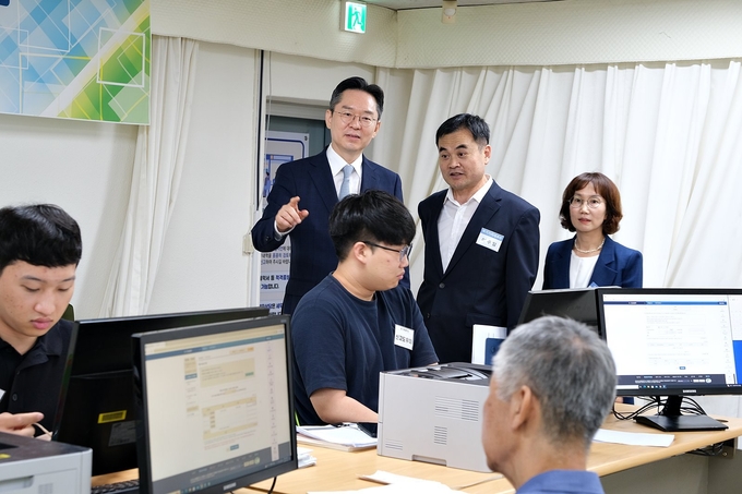 수원세무서 신고창구를 방문하여 신고진행상황을 점검 중인 오호선 중부지방국세청장. (사진=중부지방국세청 제공)