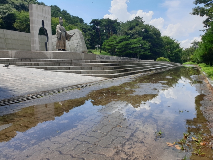 26일 오후 2시 수원 팔달산 중턱에 위치한 정조대왕 동상. 동상 진입로가 물에 잠겨 있다. (사진=나규항 기자)