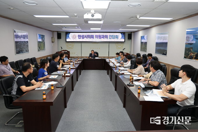 안성시의회 의원들이 신규 아파트 입주민과 통학관련 간담회를 열고 있다. (사진=안성시의회 제공)