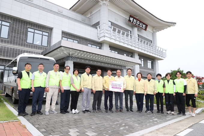 26일 경북 예천군의회 앞에서 김기정 수원시의회 의장과 수원시의회, 예천군의회 의원들이 기념 촬영을 하고 있다. (사진=수원시의회 제공) 