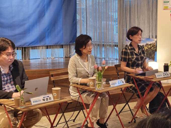 더불어민주당 혁신위원회 김은경 위원장(가운데)과 서복경(오른쪽)·박성진 위원이 26일 경기도 부천시 스페이스작에서 당원의 의견을 경청하고 있다. (사진=김한별 기자)