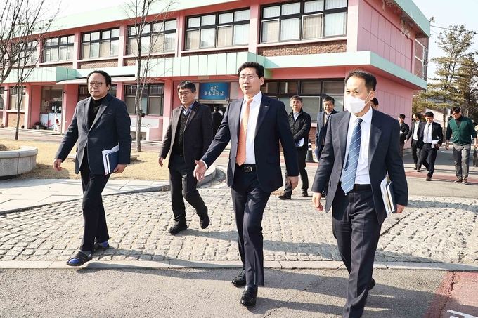 이상일 용인특례시장이 지난 3월 6일 용인바이오고등학교를 찾아 하고가 재구조화와 기숙사 설립에 대해 논의했다.(사진=용인시 제공)