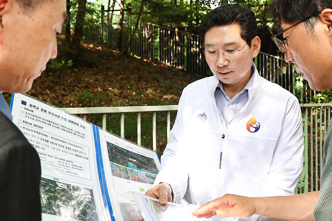지난 7월 11일 동백고등학교를 방문해 한국토지주택공사 관계자들에게 우수관로 정비 약속을 받아낸 이상일 용인특례시장. (사진=용인시 제공)