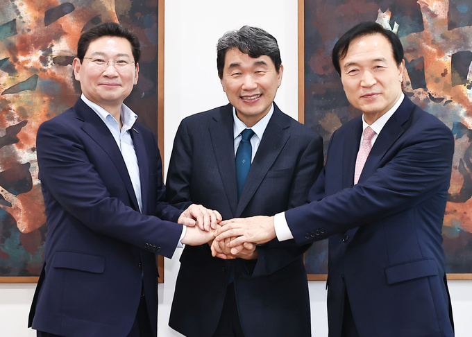 지난 7월 5일 이주호 사회부총리겸 교육부장관과 임태희 경기도교육감을 만난 이상일 용인특례시장. (사진=용인시 제공)