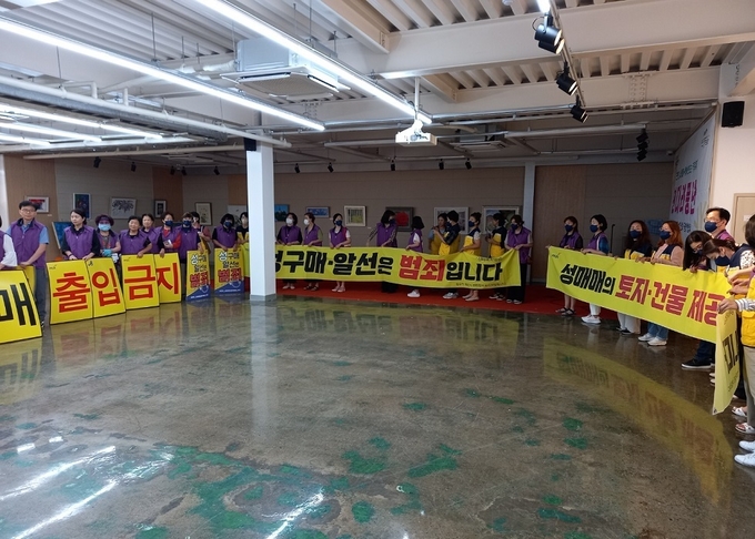 파주시 지역주민 단체가 성매매집결지 폐쇄를 위한 '올빼미 캠페인'에 참여하고 있다. (사진=파주시 제공)