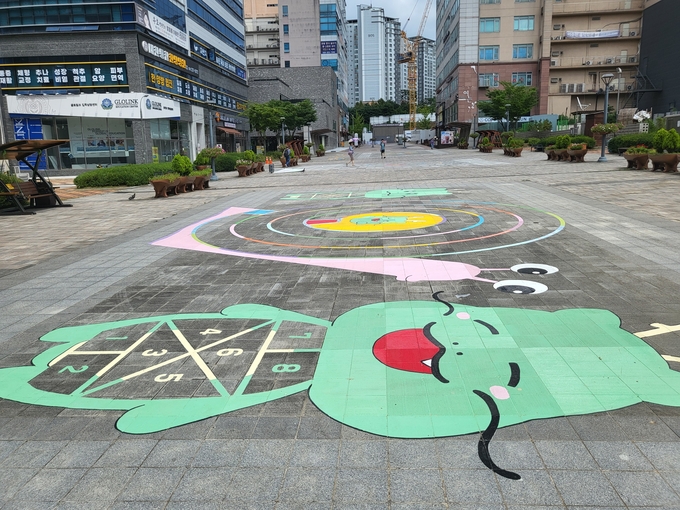 용인특례시 기흥구 영덕1동이 조성한 행정복지센터 앞 ‘젊음의 광장’에 바닥그림페인팅 놀이공간. (사진=용인시 제공)