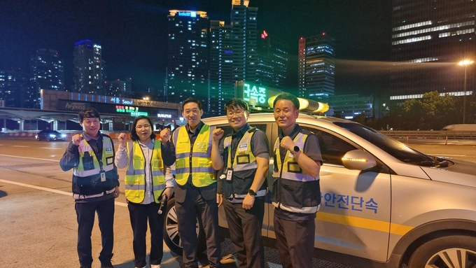 지난 26일 한국교통안전공단 경기남부본부는 경부고속도로 서울요금소(하행선)에서 고속도로순찰대, 한국도로공사 수원지사와 함께 야간 합동단속을 진행했다. (사진=한국교통안전공단 경기남부본부)