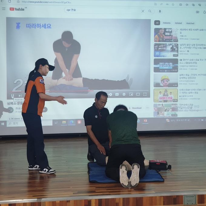 용인특례시 처인구 원삼면 지역의 이장단과 지역사회보장협의체, 부녀회 회원들이 심폐소생술 교육을 받고 있다. (사진=용인시 제공)