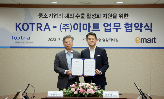 KOTRA와 이마트가 '이마트와 이마트 협력사의 해외진출 지원을 위한 업무 협약식'을 진행했다. (왼쪽부터) 유정열 KOTRA사장, 강희석 이마트 대표. (사진=이마트 제공)