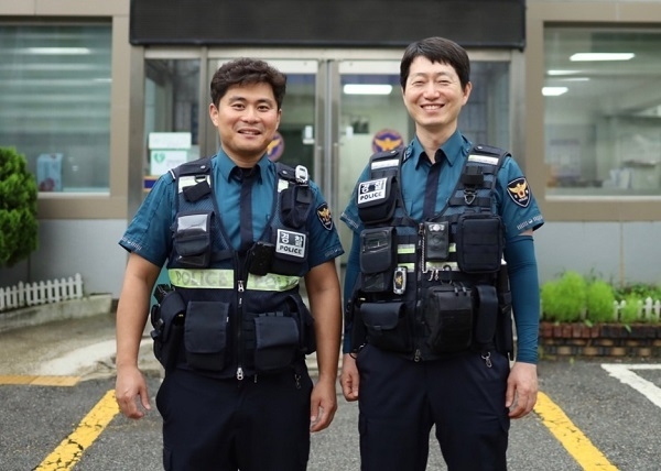  극단적 선택을 시도하려 한 30대 남성에 도움의 손길을 건낸 김보현 경위와 성순제 경사. (사진=수원남부경찰서 제공)