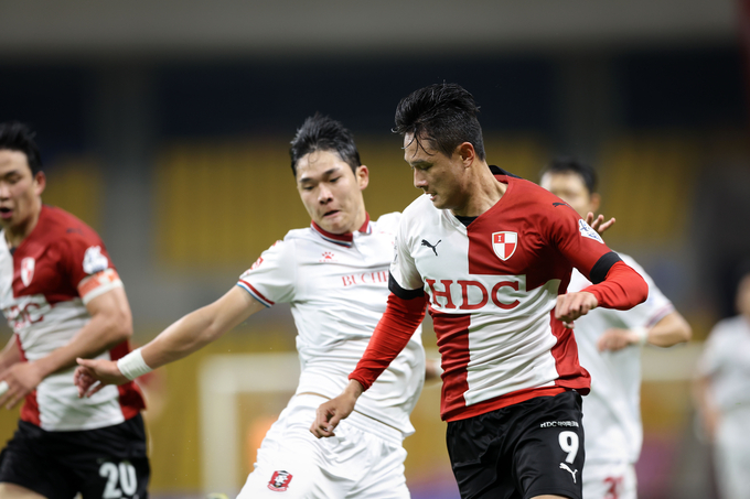프로축구 K리그2 부천FC1995가 오는 30일 부천종합운동장에서 열리는 하나원큐 K리그2 2023 24라운드에서 부산 아이파크와 홈 경기를 치른다. 사진은 부천과 부산의 시즌 첫 번째 맞대결 모습. (사진=한국프로축구연맹 제공)