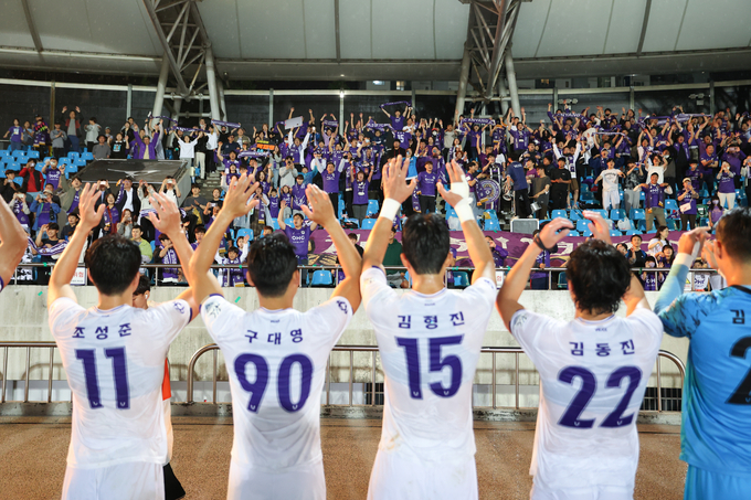 프로축구 K리그2 FC안양이 오는 31일 안양종합운동장에서 열리는 하나원큐 K리그2 2023 24라운드에서 김천 상무와 맞대결을 펼친다. 사진은 지난 15라운드 성남FC과 경기에서 승리한 안양 선수들의 모습. (사진=한국프로축구연맹 제공)