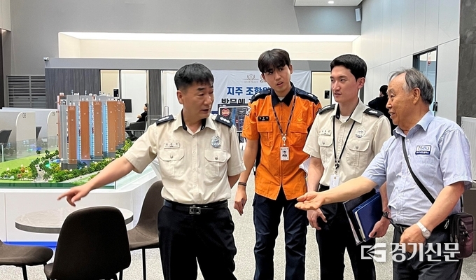 구리소방서는 지난 20일~26일까지 관내 모델하우스 12곳에 대한 화재예방과 안전의식 고취를 위해 현장 관계인을 대상으로 안전 컨설팅을 실시하고 대형 화재로 확산되지 않도록 예방활동을 강화했다. .(사진=구리소방서 제공)
