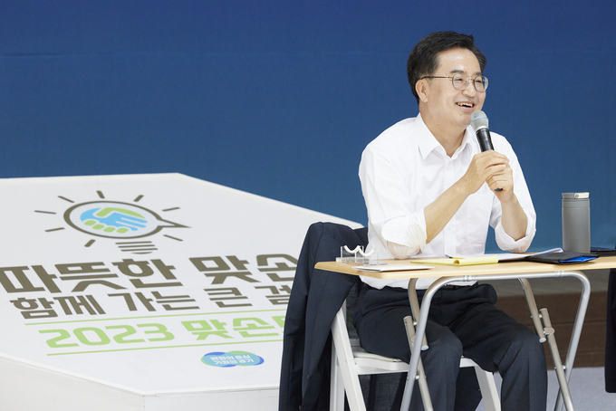 27일 오전 파주 임진각 DMZ생태관광지원센터에서 열린 제8회 파주시 맞손토크에서 김동연 경기도지사가 주민과의 대화에 참여하고 있다. (사진=경기도 제공)