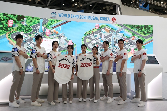 롯데그룹관 프로모터들이 2030 부산세계박람회 유치 홍보 활동 중이다. (사진=롯데지주 제공)