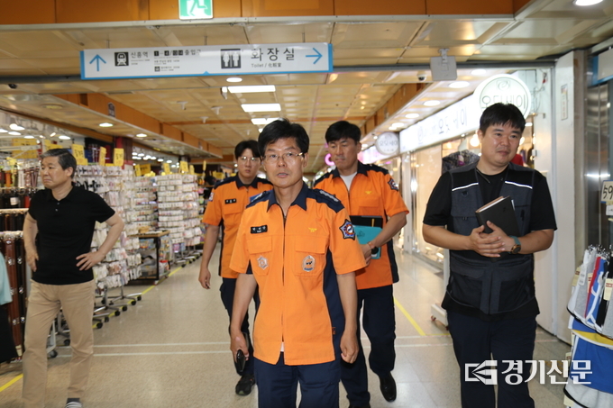 성남시 중원구 중앙지하도상가를 찾은 박미상 서장이 안전관리시설 등을 둘러보고 있다. (사진=성남소방서 제공) 