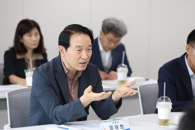 임태희 경기도교육감이 경기도 교원단체들과 만나 교권보호 방안을 모색하는 모습. (사진=경기도교육청 제공)