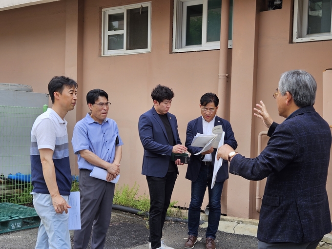 김포시 관계자 와 경기도의원들이 특별조정교부금 신청 대상지인 통진읍행정복지센터 구청사를 방문. 현장을 살피며 대화를 대화를 하고 있다. (사진=김포시청 제공)