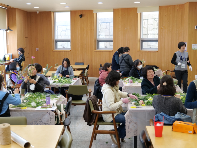 용인시가 치유 원예 교육 ’나를 찾아 떠나는 마음 여행’을 진행하고 있다. (사진=용인시 제공)