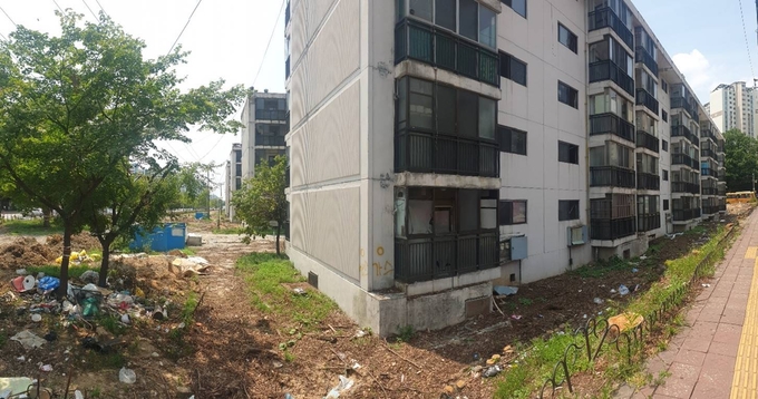 30일 오전 수원 매탄주공4·5단지 모습. 단지 인근에 무단 투기된 쓰레기들이 널려 있다. (사진=나규항 기자)