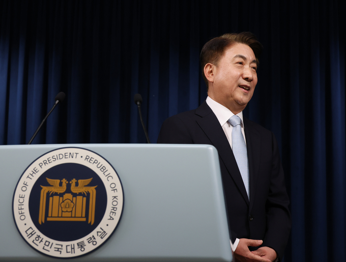 방송통신위원장 후보로 지명된 이동관 대통령 대외협력특보가 지난 28일 용산 대통령실 청사 브리핑룸에서 인사말을 마친 뒤 단상을 내려오고 있다. (사진=연합뉴스)
