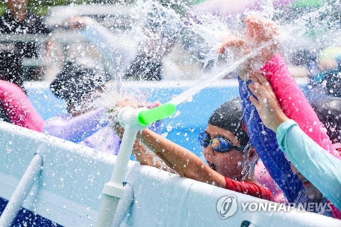 아이들이 시원한 물줄기를 뿌리고 있다. ( 사진 = 연합뉴스 제공 )