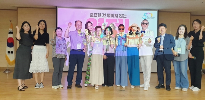 매니페스토 우수사례 경진대회에서 안양시 공무원과 시니어모델이 우수상을 수상한 뒤 기념사진을 촬영하고 있다. (사진=안양시 제공)