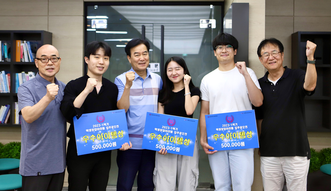 세종대 창업지원단이 주최한 ‘2023-1학기 학생창업아이템 입주공모전’ 수상자들과 심사위원들이 파이팅을 외치며 기념촬영을 하고 있다. (사진=세종대학교 제공)