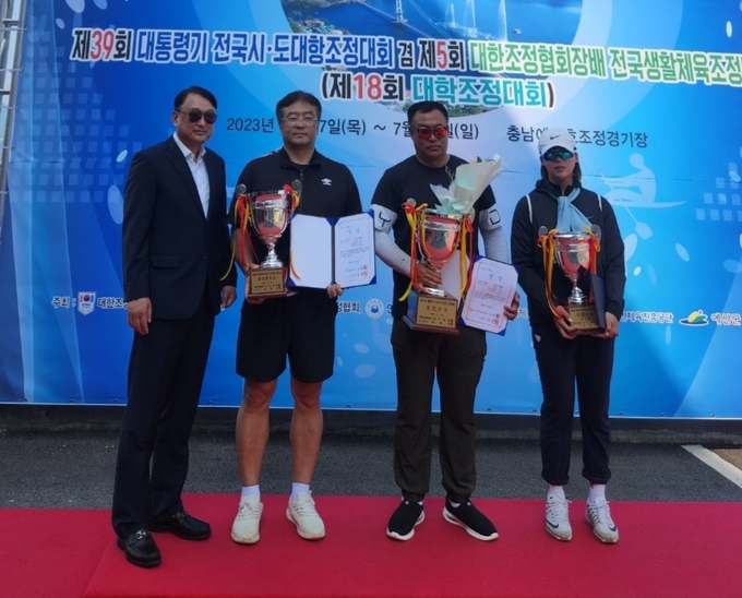 30일 충남 예산군 예당호 조정경기장에서 열린 제39회 대통령기 전국시·도대항조정대회 마지막 날 경기도가 종합 2위에 올랐다. 박종대 수원시청 조정팀 코치(왼쪽 두번째)가 준우승 트로피를 들고 기념사진을 찍고 있다.