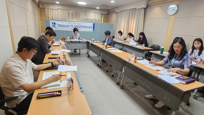 지난 27일 수원시청에서 열린 위원회에서 수원시 사례결정위원회 위원들이 아동보호조치 사항을 심의하고 있다. (사진=수원시 제공)
