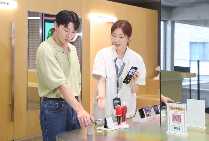 서울 성동구에 위치한 갤럭시 스튜디오 '서울 성수'에서 관람객이 '갤럭시 Z 플립5'를 체험하는 모습. (사진=삼성전자 제공)