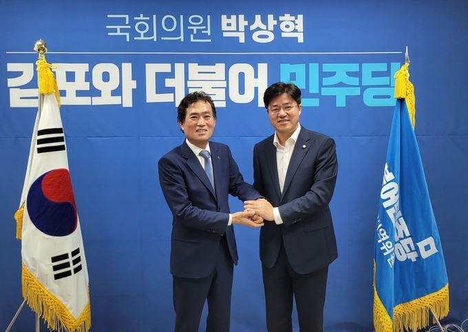 (왼쪽부터) 이성수 대한전문건설협회 경기도회장, 박상혁 국토위 의원. (사진=대한전문건설협회 제공)