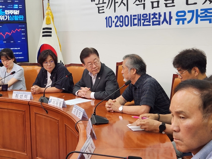 이재명 더불어민주당 대표가 31일 국회에서 이정민 10·29 이태원참사 유가족협의회 운영위원장과 대화하고 있다. (사진=김한별 기자)