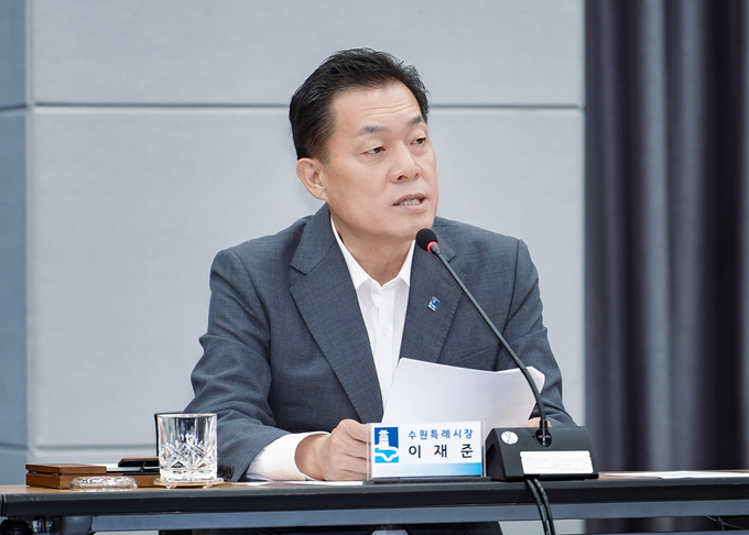 31일 수원시청 중회의실에서 열린 회의에서 이재준 수원시장이 발언을 하고 있다. (사진=수원시 제공)