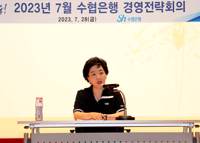 강신숙 수협은행장이 28일 인천 옹진군 영흥도 영흥에너지파크에서 열린 ‘2023년 하반기 수협은행 경영전략회의’에서 상반기 성과와 하반기 경영목표 등을 공유하고 있다. (사진=Sh수협은행 제공)