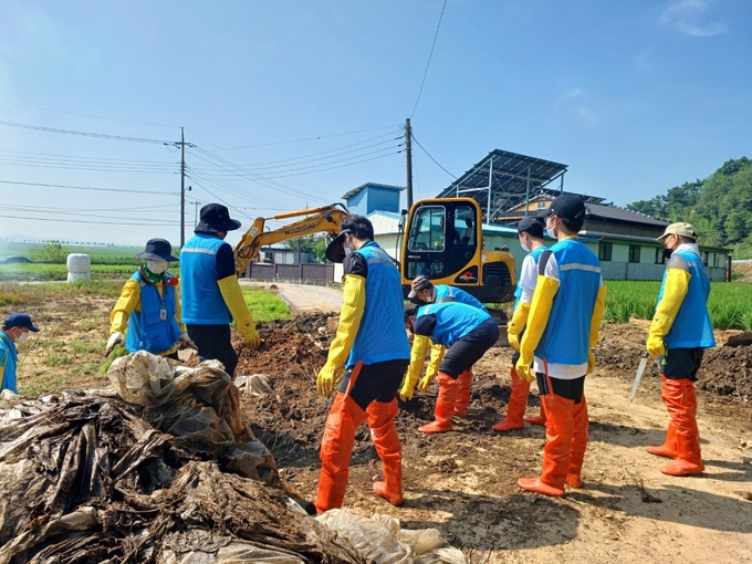 1일 전라북도 익산시에서 자원봉사자들과 인천시 공무원들이 수해 복구를 돕고있다. ( 사진 = 인천시 제공 )
